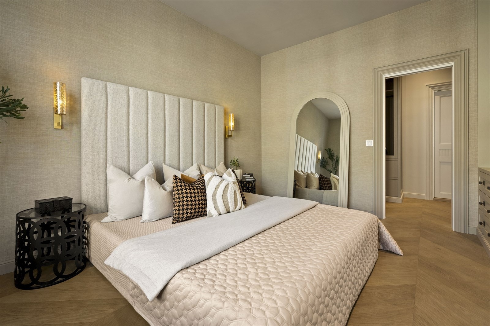 Hovedsoverommet har også tapet fra Casamance, vegglampene medfølger. Galleribilde