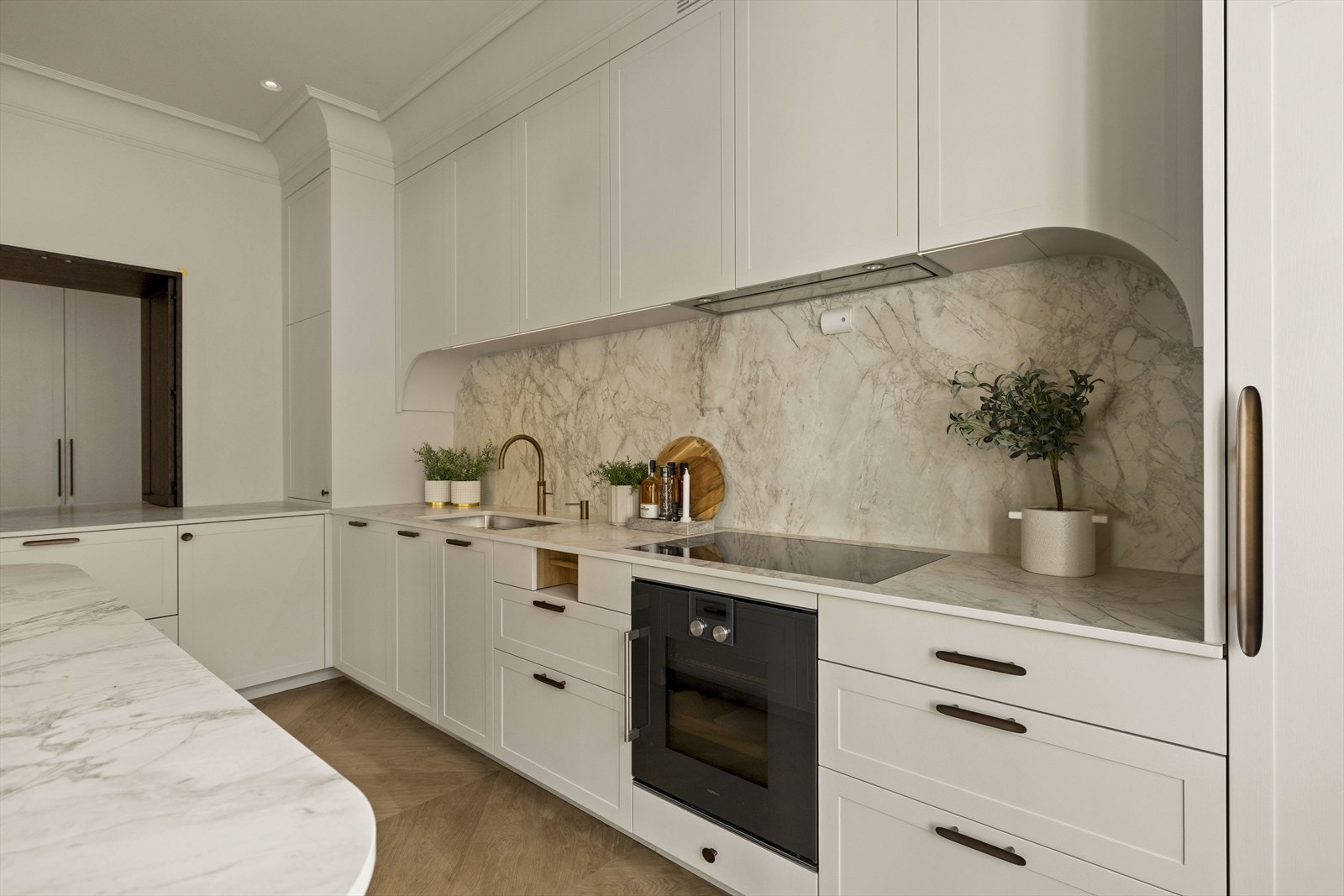 Ved vasken finner du også integrert såpedispenser, det er laget egen plass for tørkerullen integrert i kjøkkeninnredningen. Galleribilde