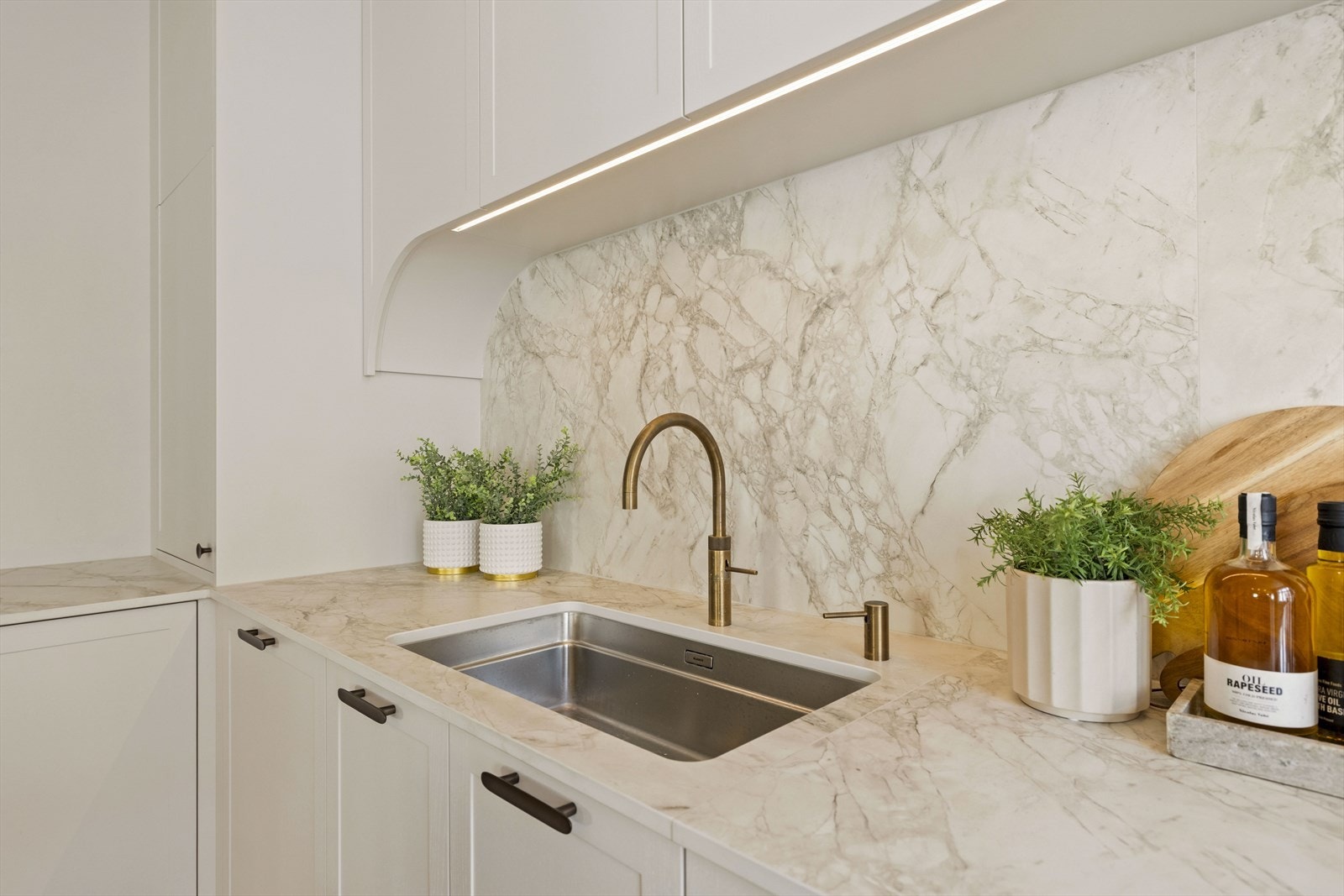 Kjøkkenbenken er også i dekton, og samme materiale er trukket opp veggen som en back-splash. Galleribilde