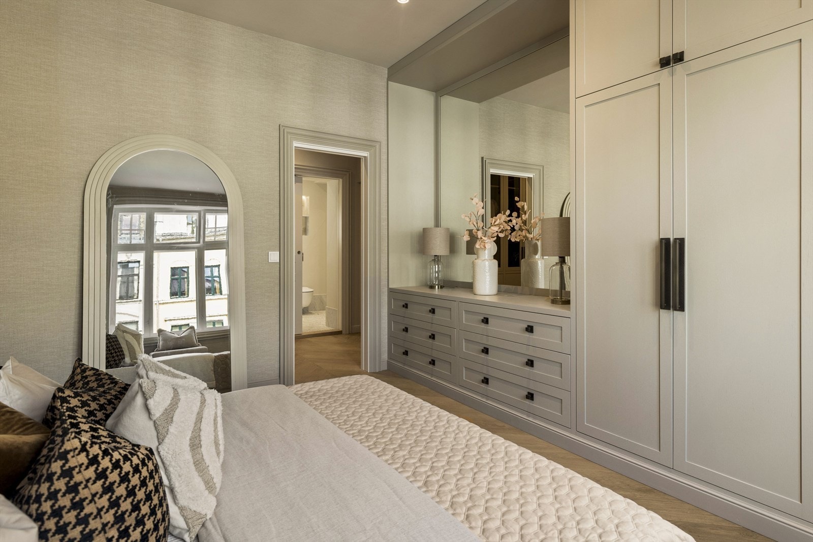 Nydelig plassbygget garderobe med stort speil. Det er lagt opp til strøm i benken over skuffene og her vil det bli montert lamper. Galleribilde