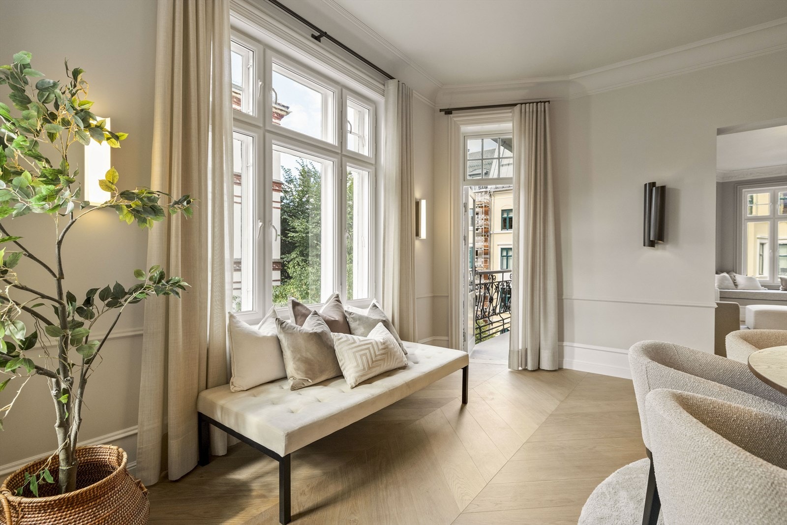 Klassiske brede tak- og gulvlister. Vegglistingen gir et eksklusivt preg til leiligheten. Galleribilde