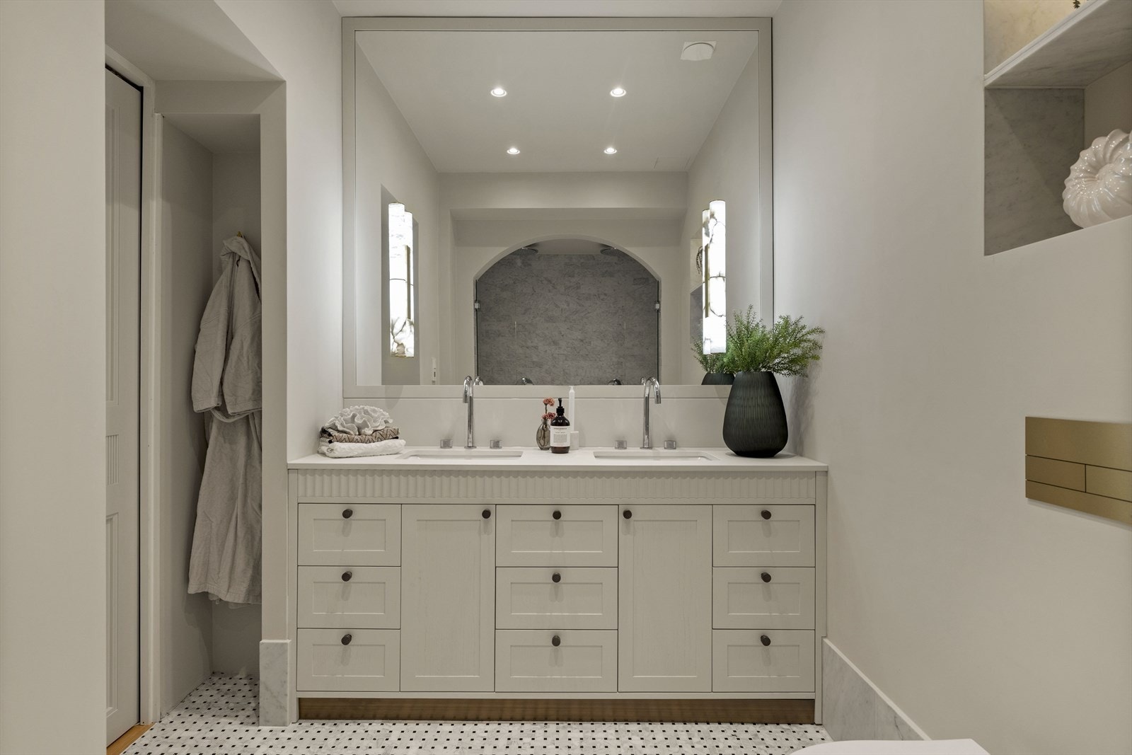 Hovedbadet er i likhet med resten av leiligheten pusset opp i 2025. Dobbeltservant nedfelt i benkeplate av dekton. Galleribilde