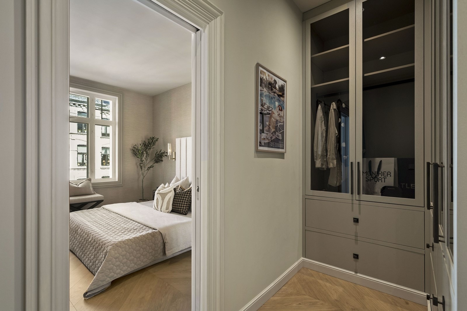 Lekker walk-in garderobe i tilknytning til hovedsoverommet. Galleribilde