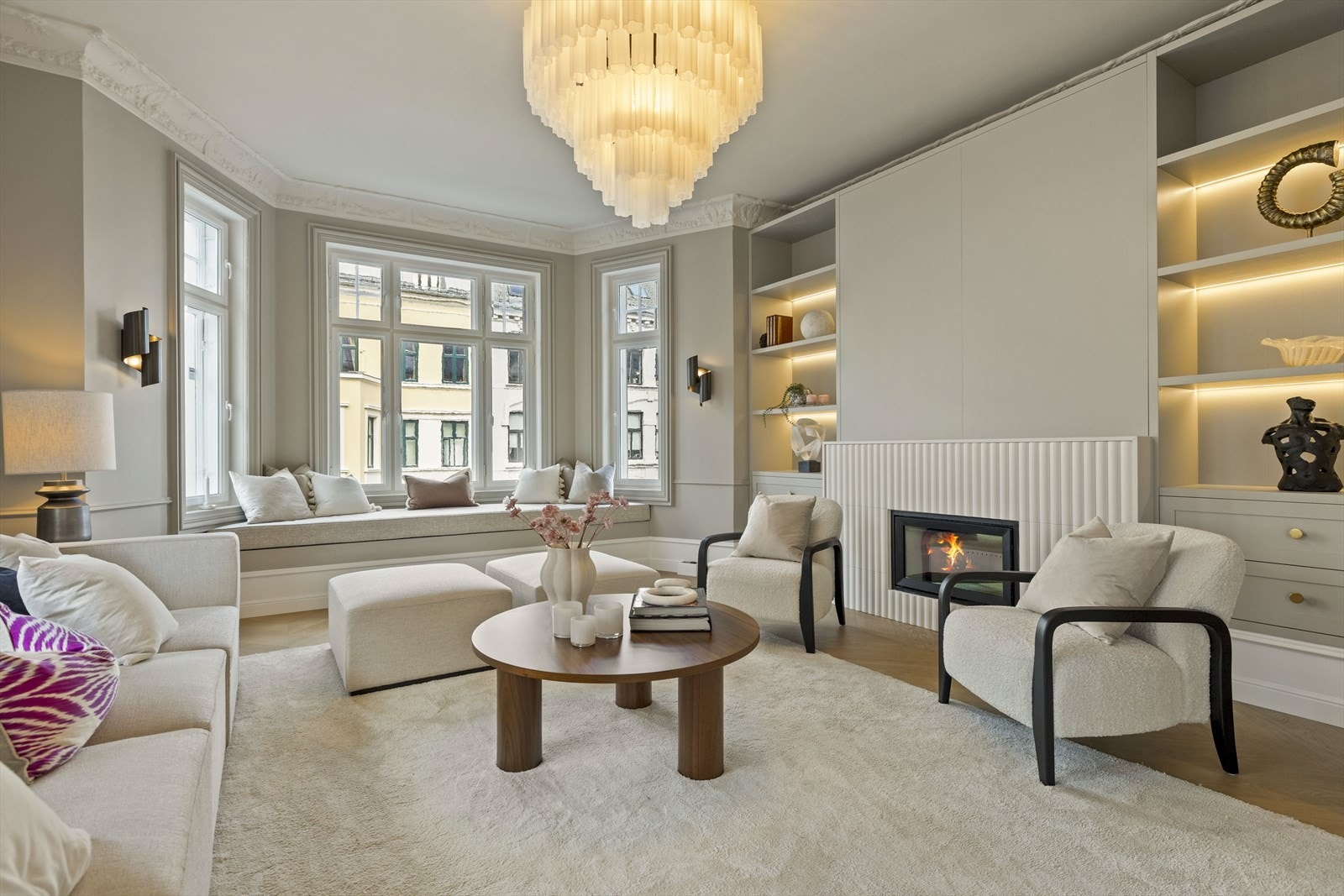 Svært flott stue med karnapp og peis. Snekkerbygget hylle med belysning. Det er lagt opp til at men kan ha tv over peisen. Galleribilde