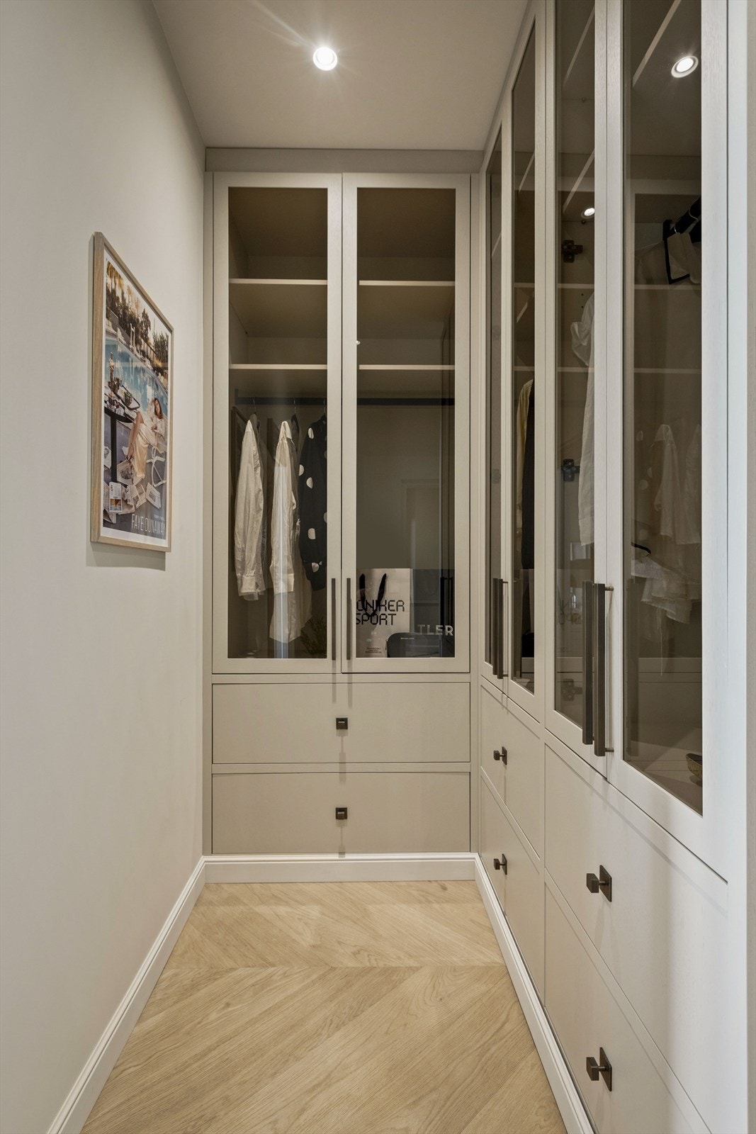 Varmere, lunere DagfWalk-in garderobe med fronter med glass, her får du god oversikt over garderoben samtidig som man slipper oppsamling av støv.oto 15.JPG Galleribilde