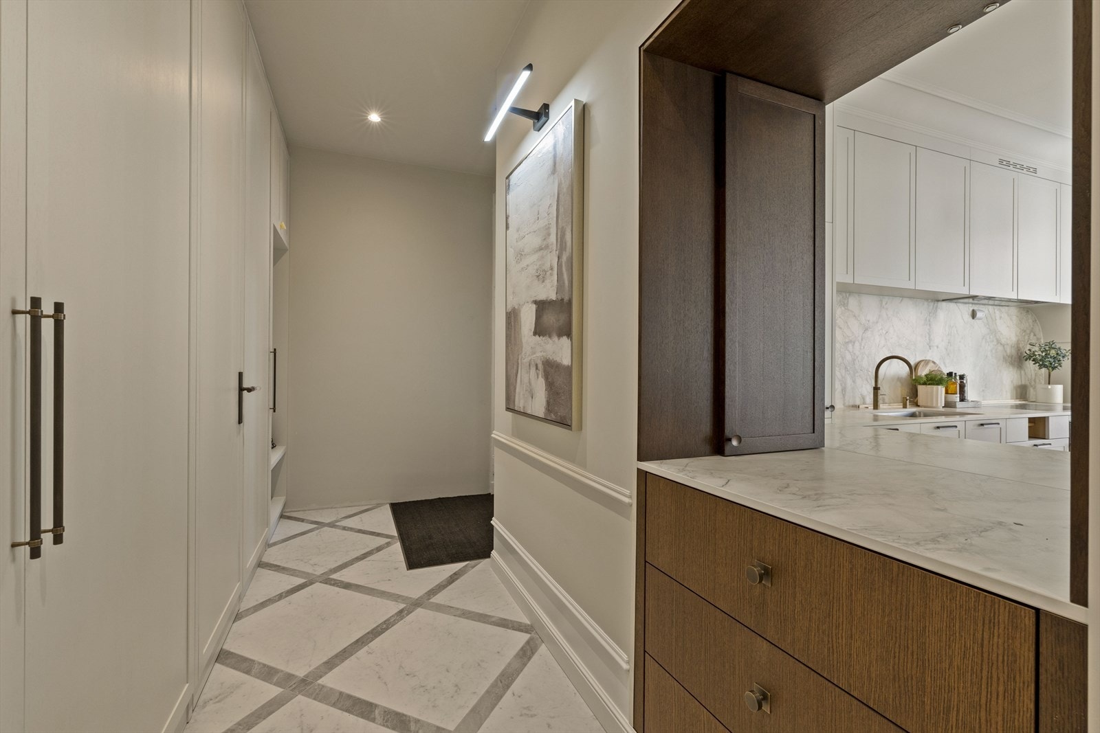 Svært innbydende inngangsparti med godt med garderobeplass. Til venstre er dør inn til soverom 3/gjestedel. Galleribilde