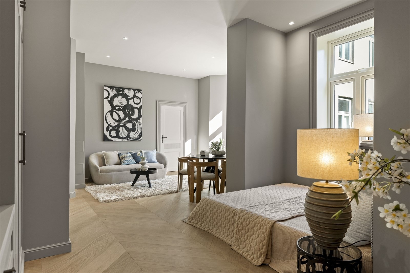 Det er lagt til rette for etablering av kjøkken på veggen bak sofaen. Galleribilde