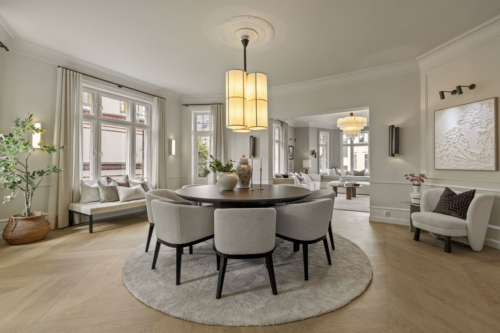 Fra spisestuen er det utgang til balkong. Stuen er romslig og det er god plass til å dekke til mange. Galleribilde