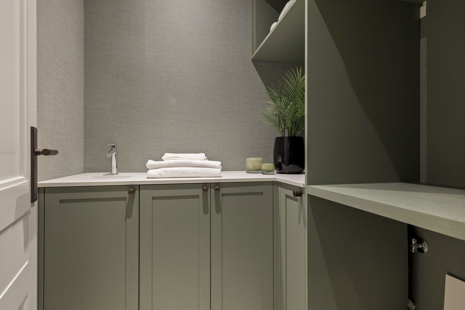 Lekkert vaskerom med plassbygget innredning. Galleribilde