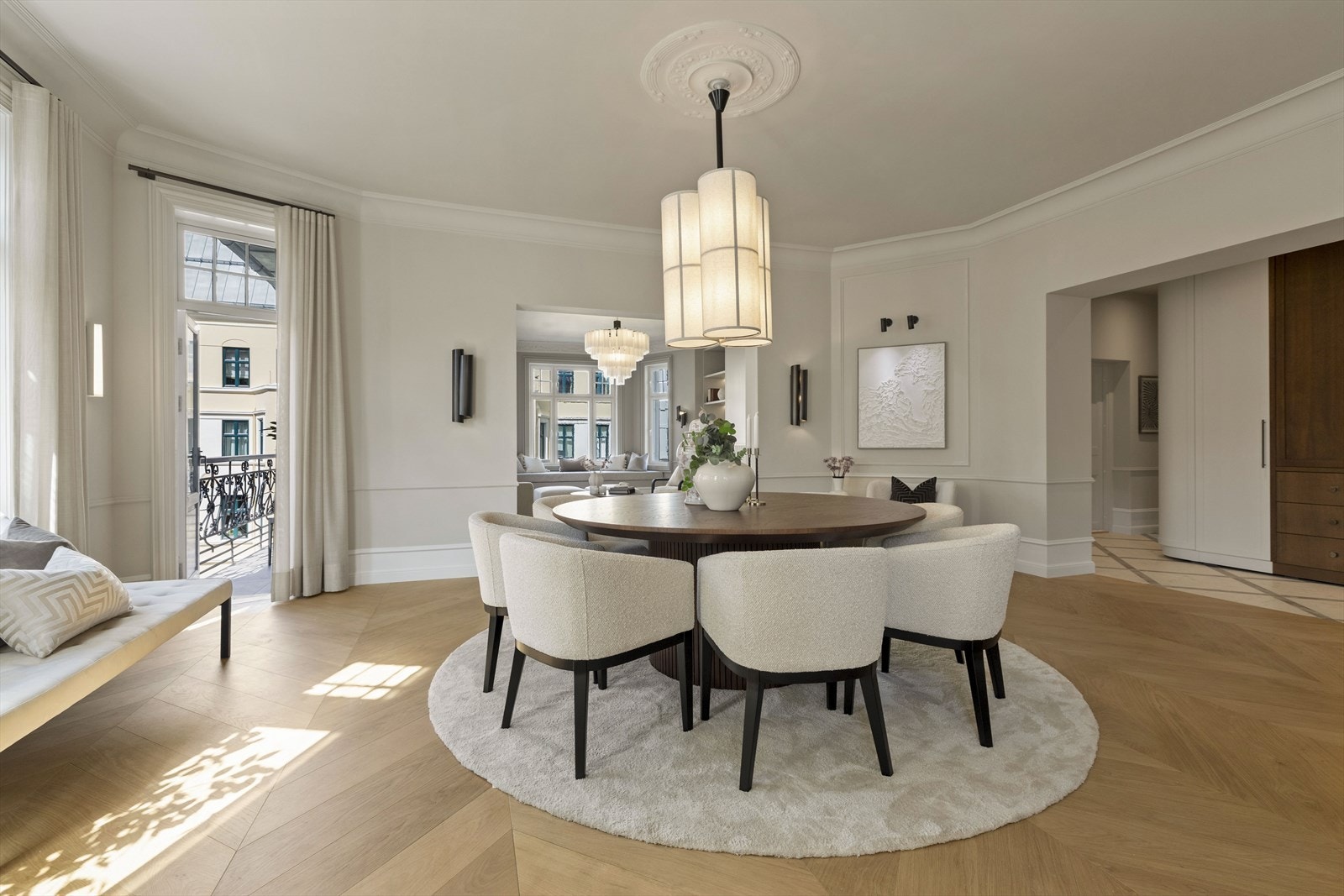 Spisestuen sett mot stuen. Den flotte lampen er fra Audo Copenhagen. Galleribilde