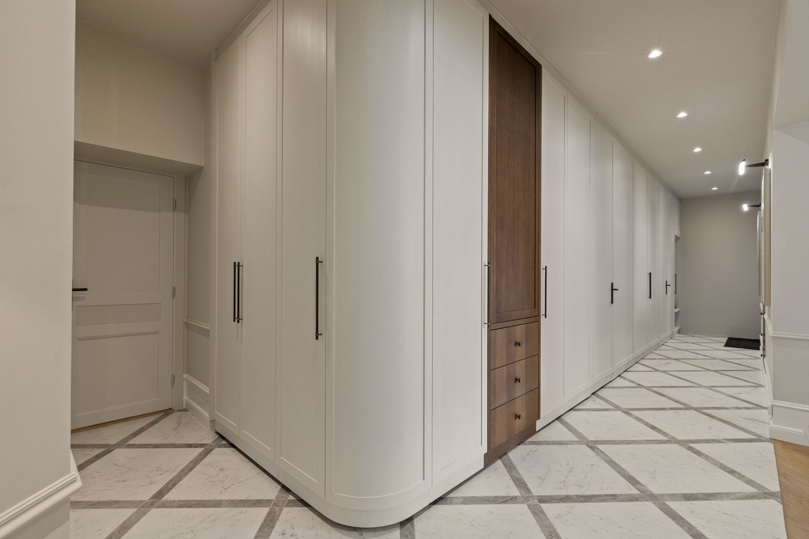 Legg merke til den buede skapdøren. Skapet i tre vil bli endre slik at det er en åpning på midten og dør over. Galleribilde