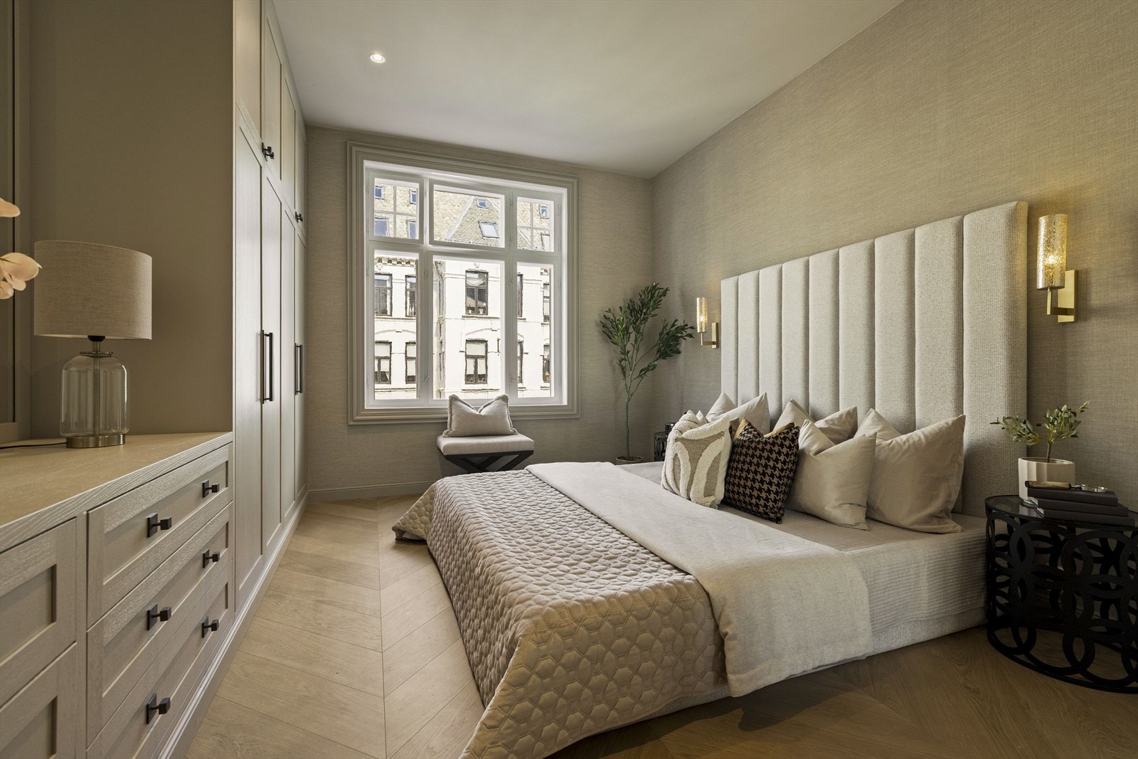 Leiligheten har 3 store soverom, her fra hovedsoverommet. Galleribilde