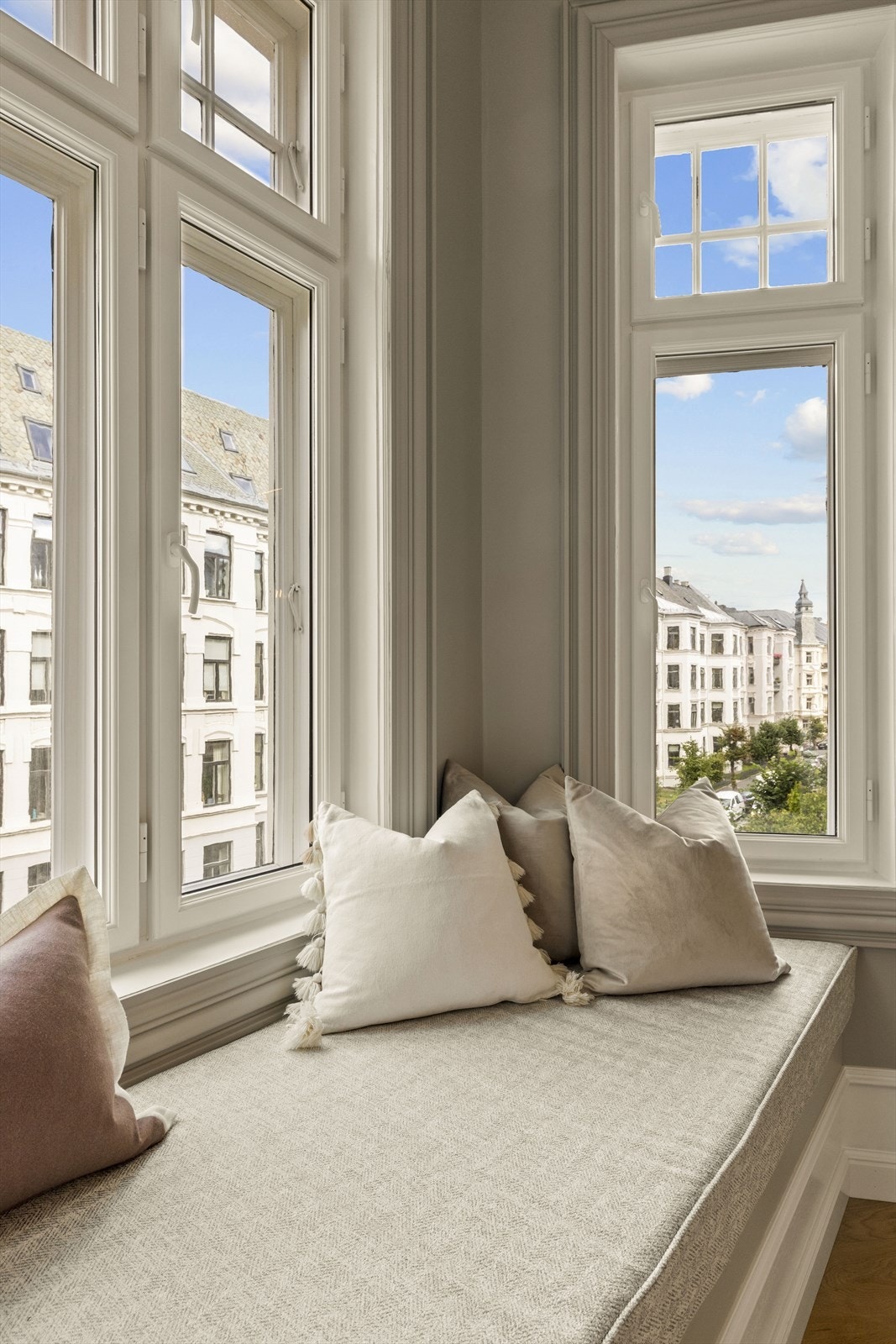 Fra den plassbygde benken er det fin utsikt opp Løvenskiolds gate. Galleribilde