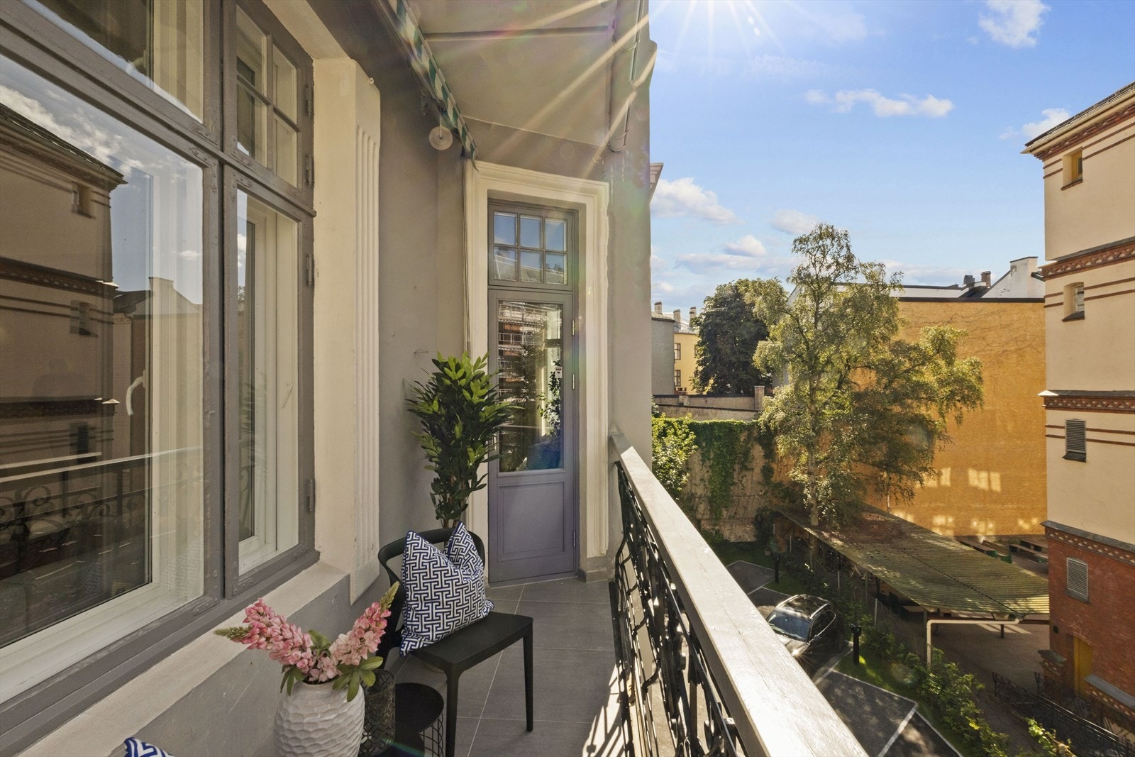 Hyggelig balkong med adkomst fra stuen. Balkongen er flislagt Galleribilde