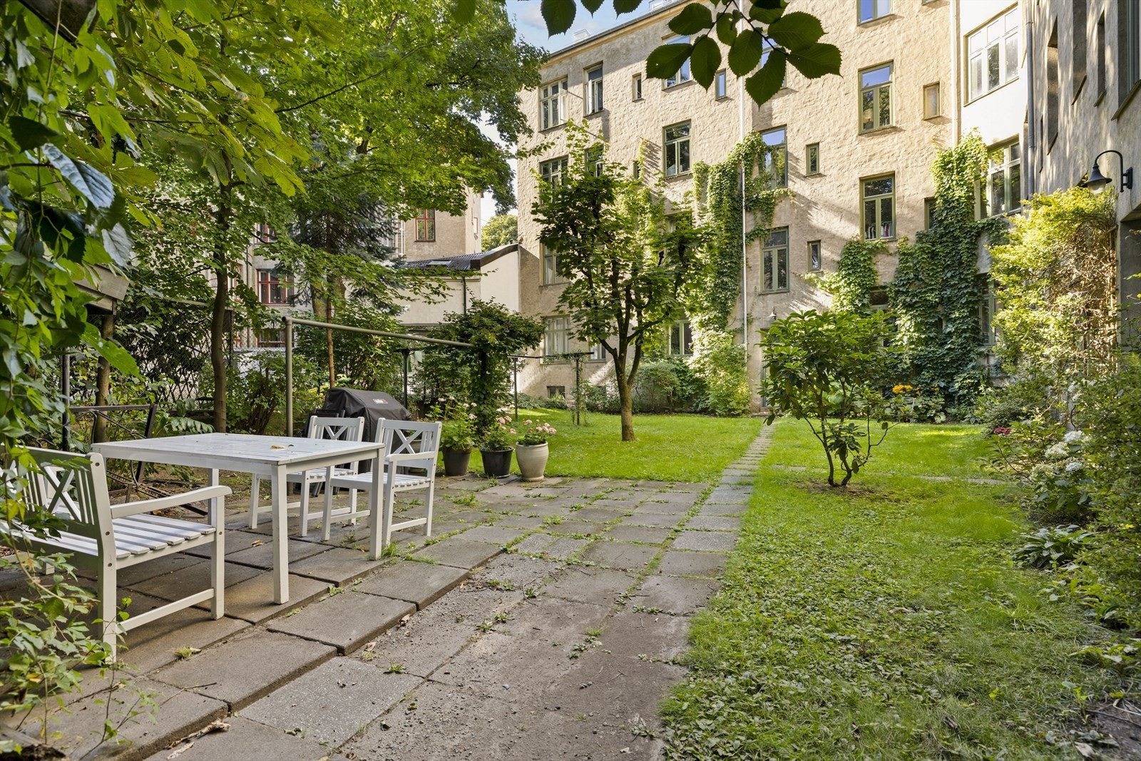 Aksjelaget har en grønn og frodig bakgård med sittegruppe. Adkomst via baktrappen eller portrom fra gaten. Galleribilde