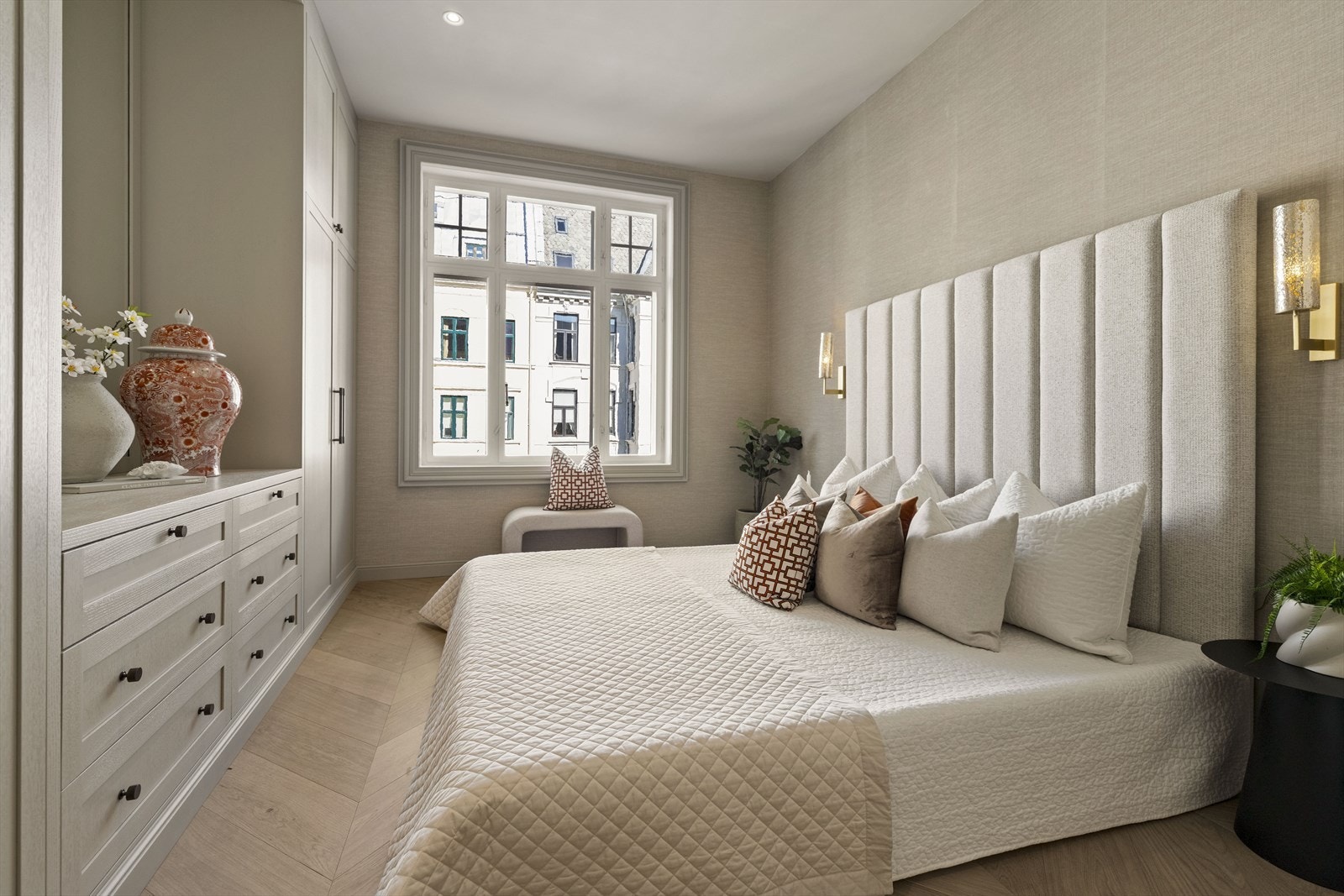 Soverom 2 har også en meget god størrelse. Store plassbygde garderobeskap med innredning i tre. Galleribilde