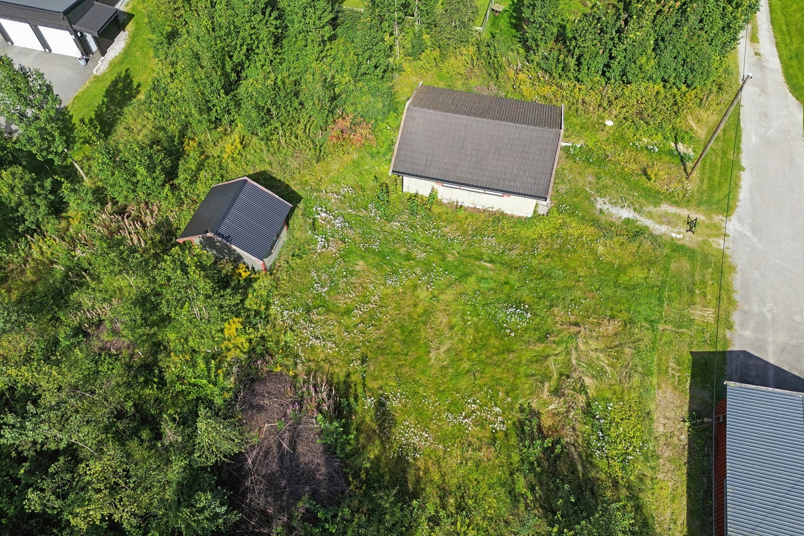 Det er oppført en eldre garasje og et uthus på tomten. Garasje og uthus er ikke tilstandsvurdert av takstmann. Galleribilde