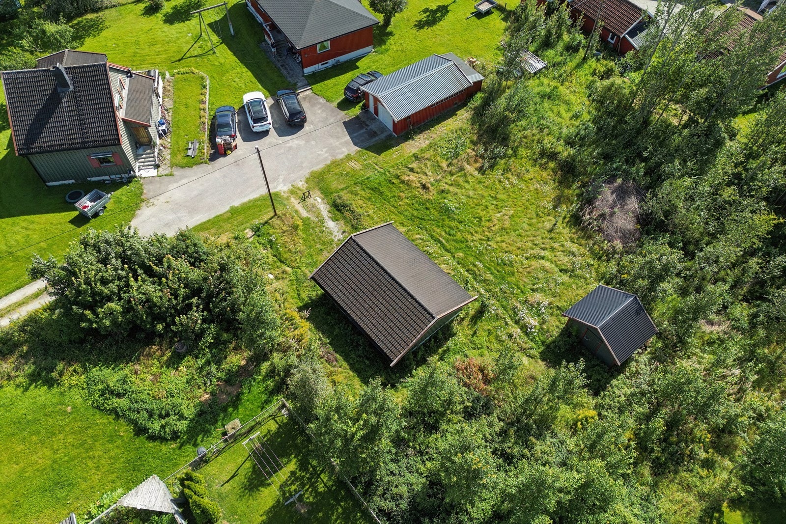 Adkomst til tomten er via privat vei. Det foreligger tinglyst erklæring rett til veigrunn intill 6 meter over nabotomten. Se salgsoppgave for ytterligere informasjon. Galleribilde