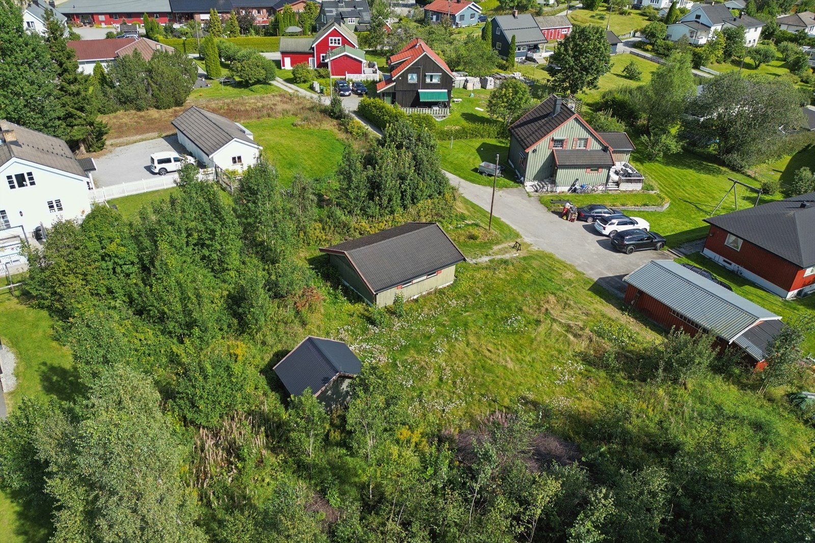 Bråtastubben 7 er en flat og fin tomt som rommer hele 1563 kvm. Galleribilde