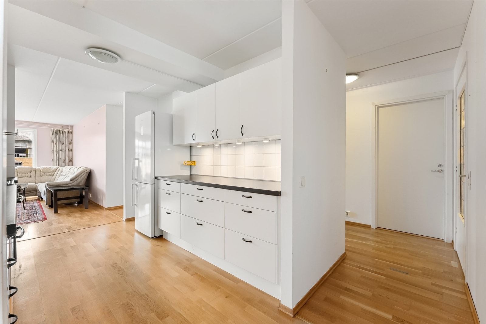 Kjøkkener er i delvis åpen løsning, og er et naturlig skille mellom stuen og spisestuen Galleribilde