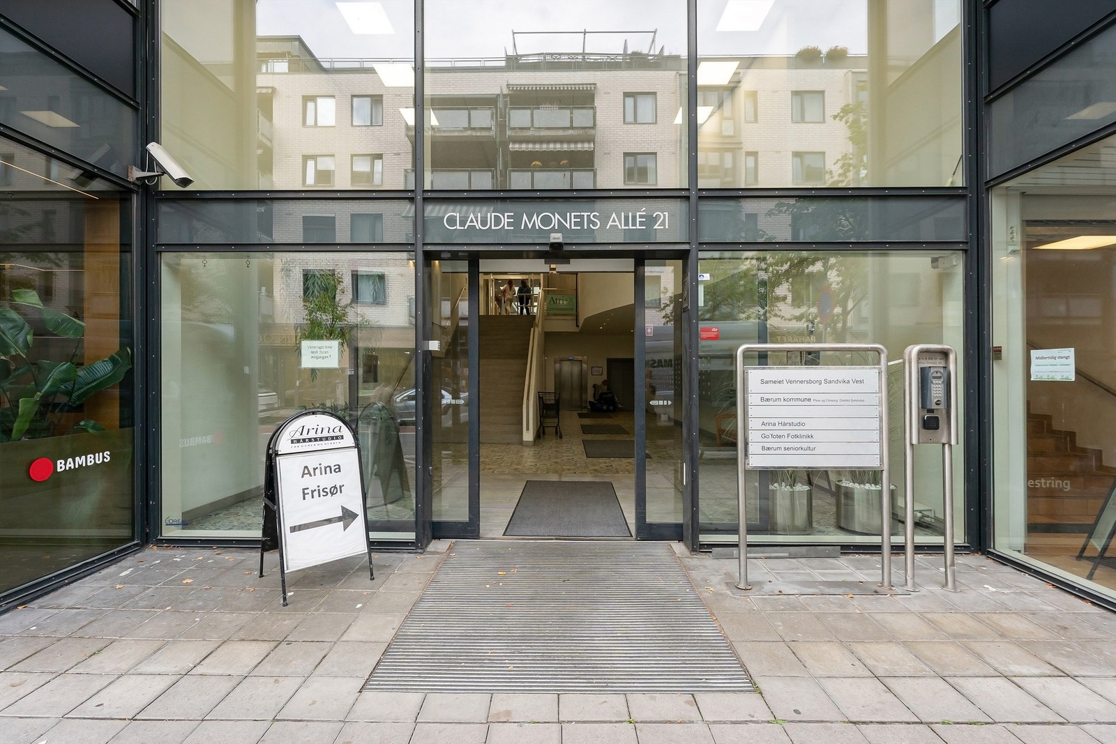 Hovedinngangen til claude Monets allè 21 Galleribilde