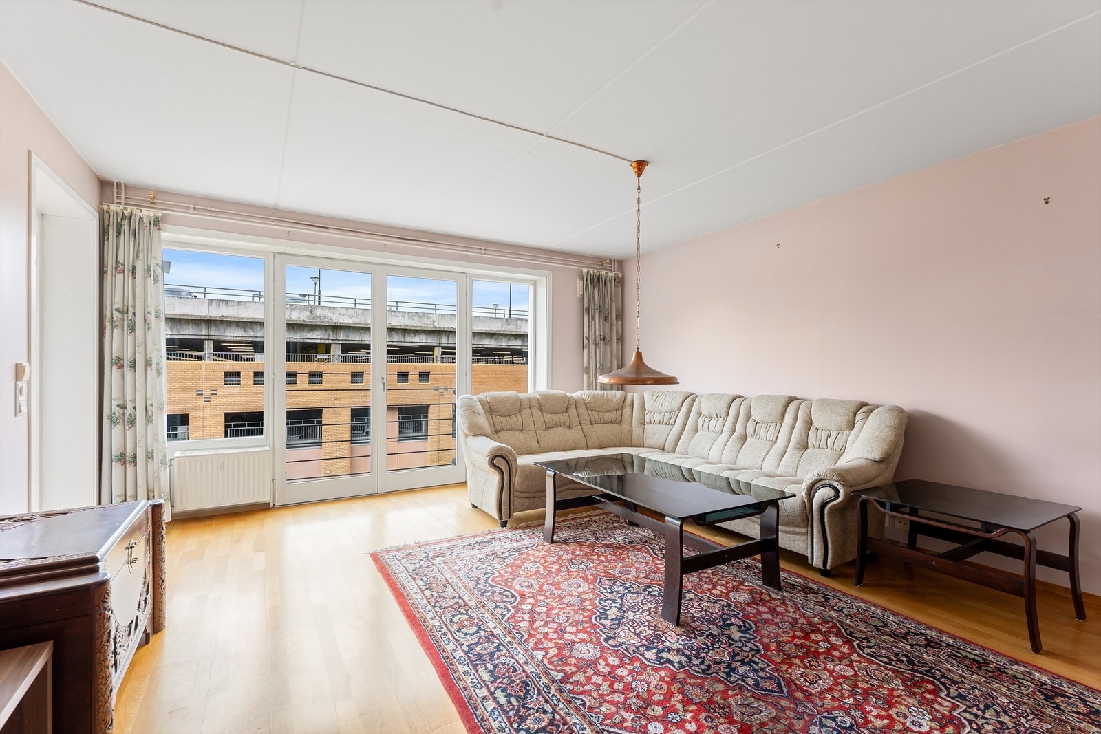 Lys og hyggelig stue med store vindusflater Galleribilde