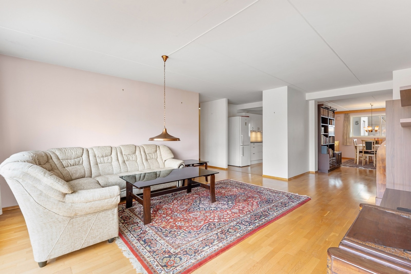 Stuen har åpen forbindelse mot spisestue og kjøkken Galleribilde