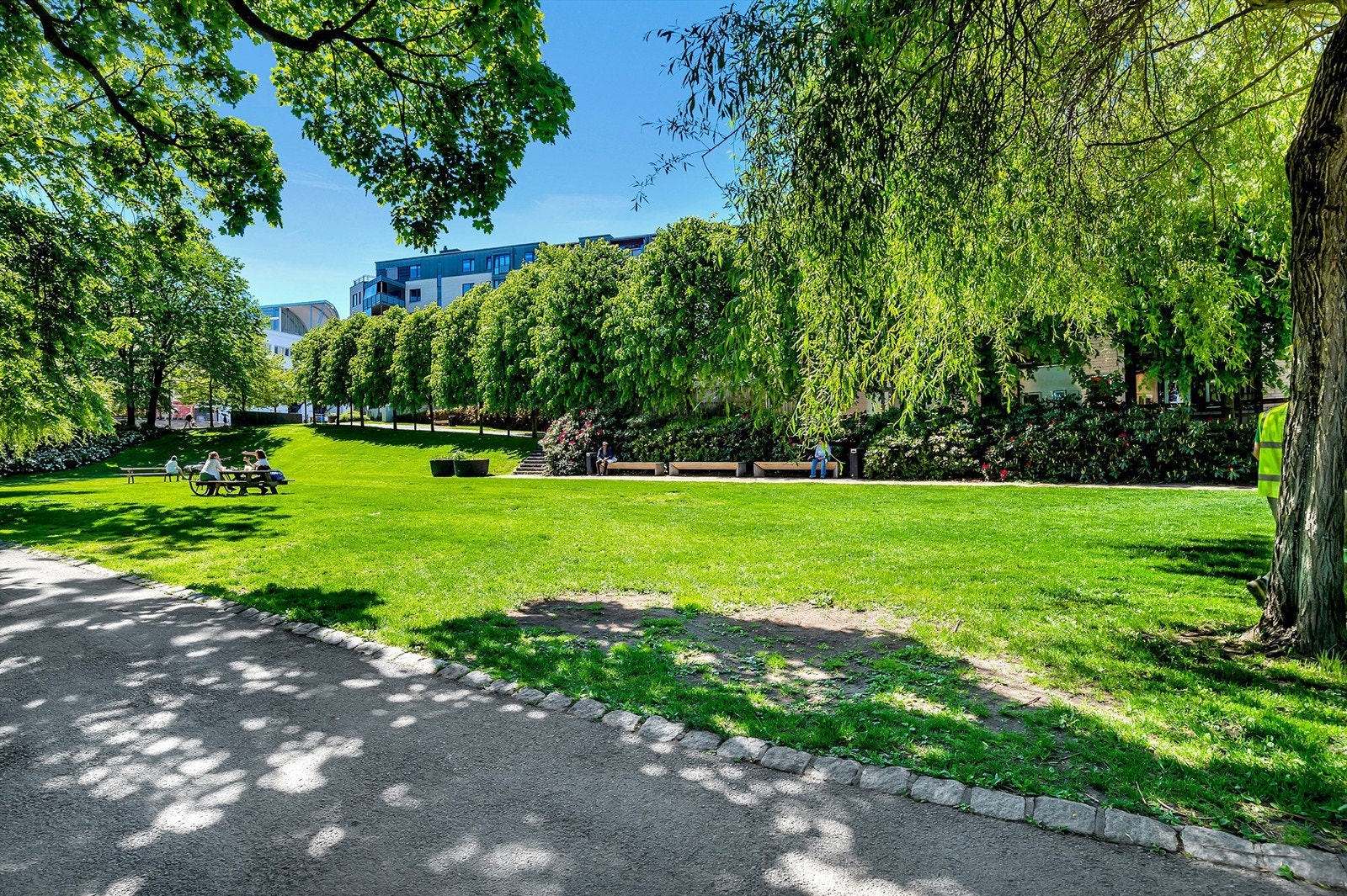 Det er flotte turmuligheter i nabolaget med parker, turstier eller i bybildet Galleribilde