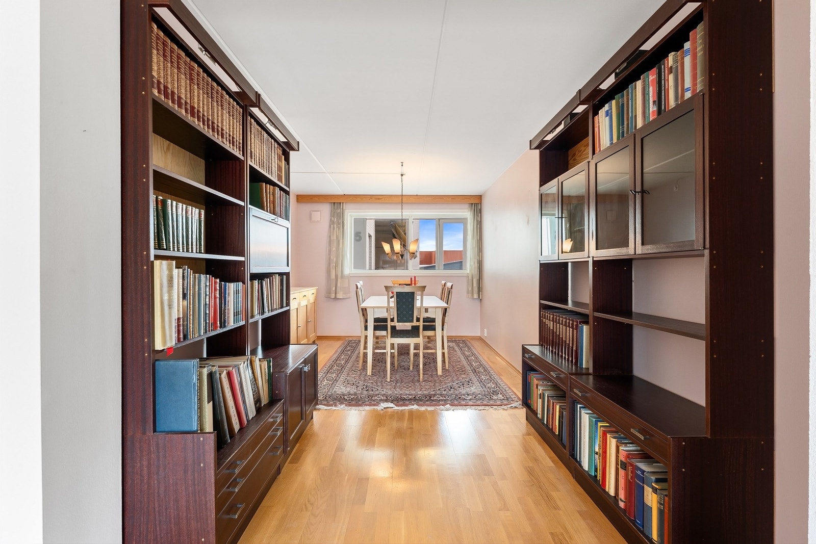 God plass for spisebord og annet passende møblement Galleribilde