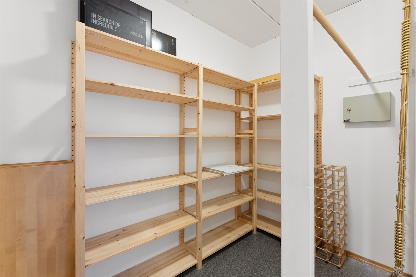 Rikelig med lagringsplass i to boder i leiligheten Galleribilde