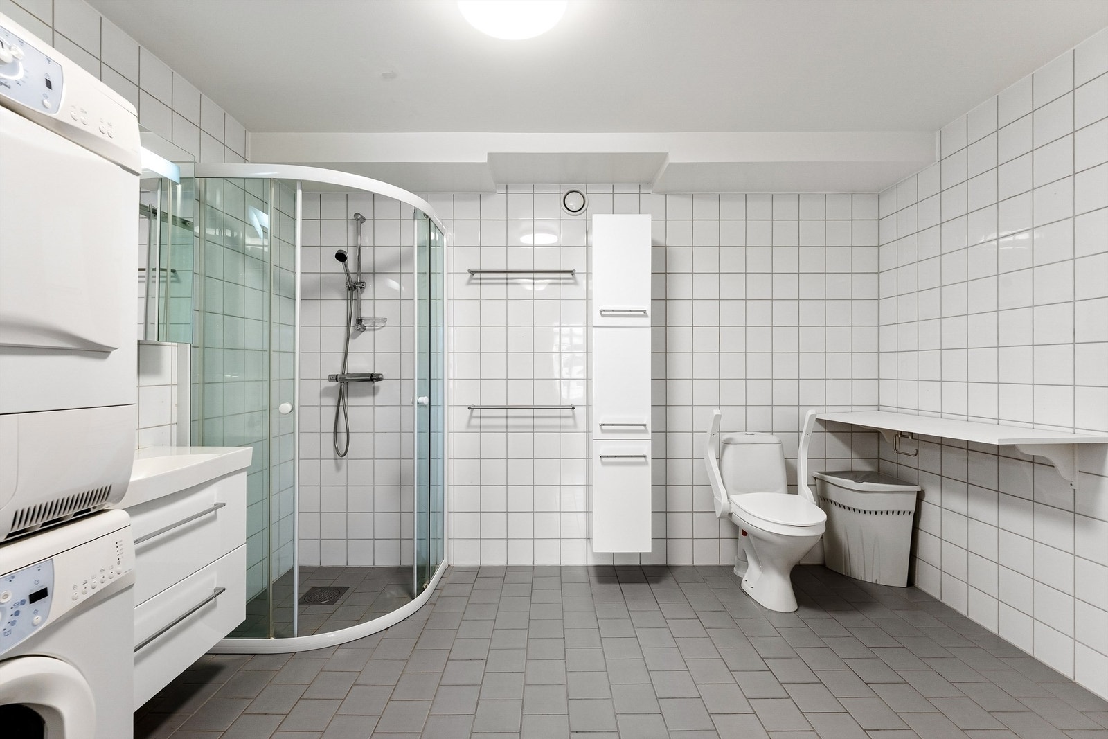 Badet er flislagt på gulv og vegger, med varme i gulv. Himling i malt flate Galleribilde