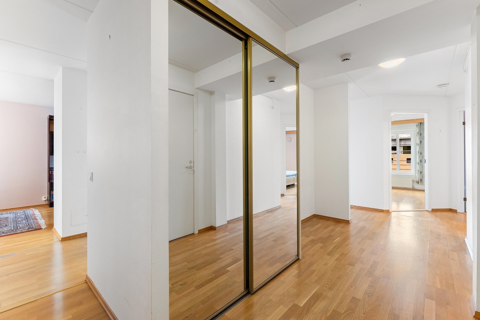 Romslig gang med god plass for yttertøy og sko Galleribilde