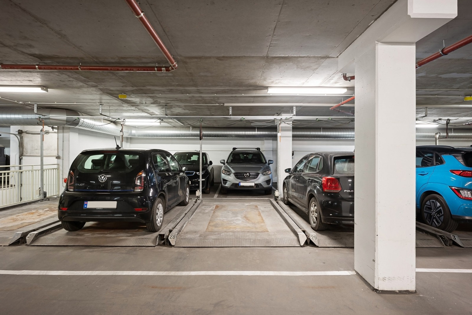 Med leiligheten følger én garasjeplass i felles garasjeanlegg, nr. 28. Det er flåteparkering i garasjeanlegget og parkeringsplassen til denne seksjonen er på flåten. Galleribilde