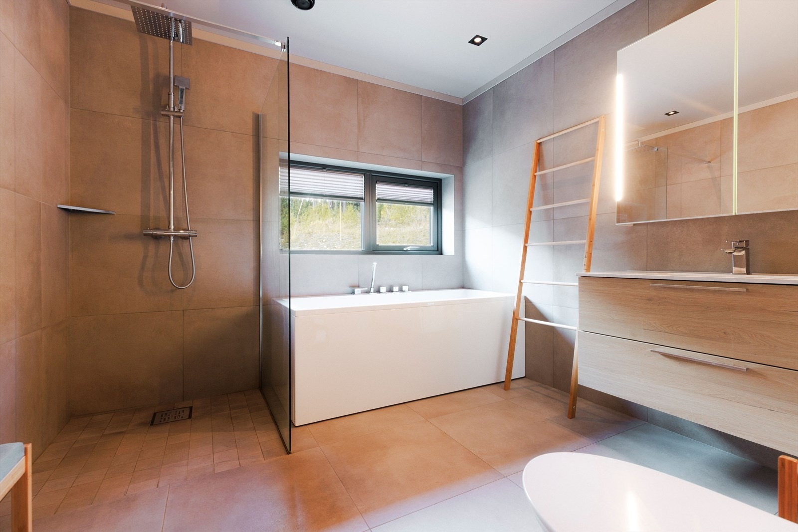 Baderommet er lekkert med både regnfallsdusj, badekar, servantinnredning og vegghengt toalett. Galleribilde