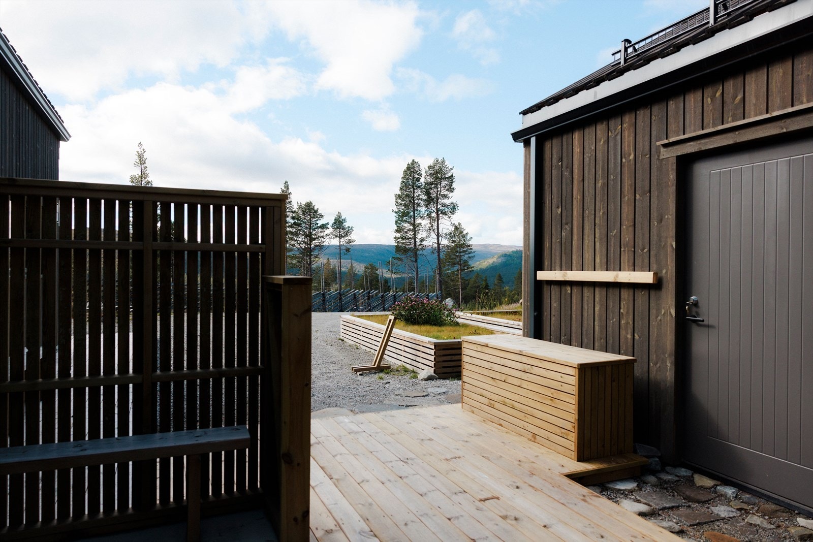 Plattingen binder inngangsparti og boden sammen. Galleribilde