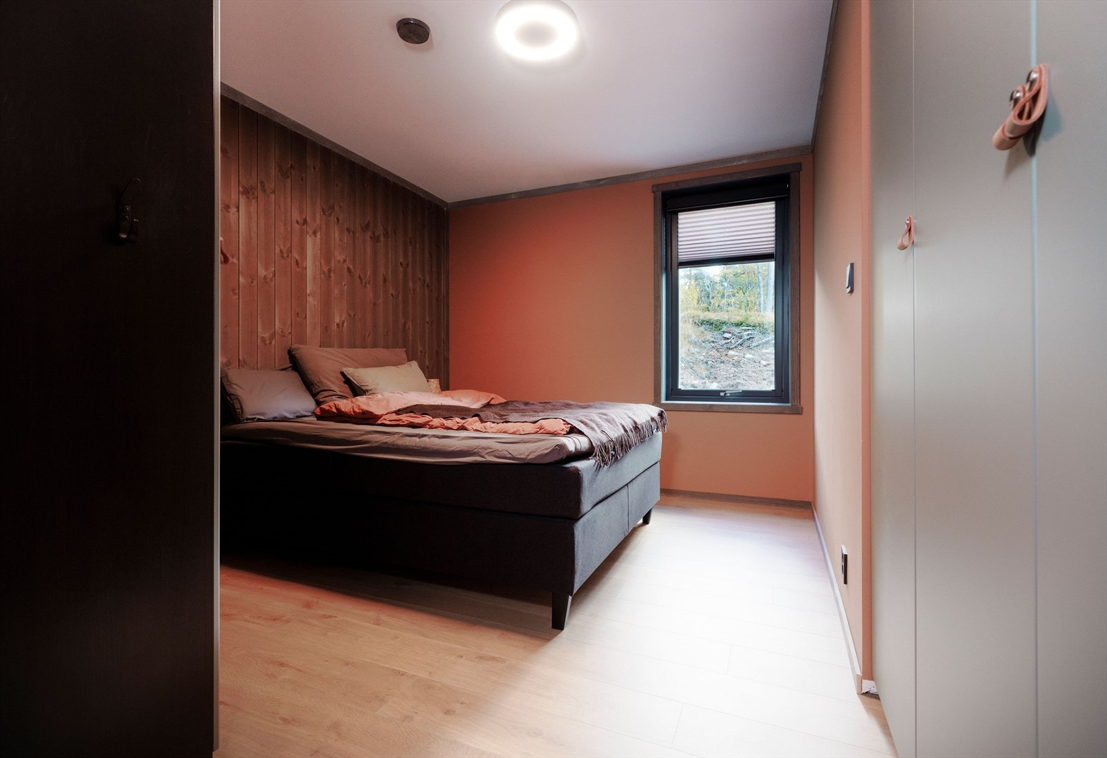 Boligen har to soverom av fin størrelse. Hovedsoverommet har plasst til dobbeltseng, garderobe og nattbord. Galleribilde