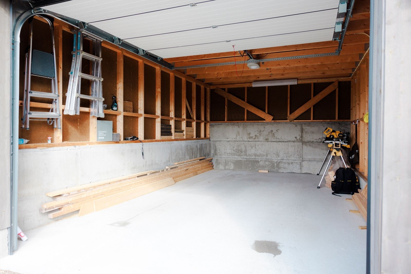 Eneboligen har en stor garasje fra 2023, med fjernstyrt leddport. Galleribilde