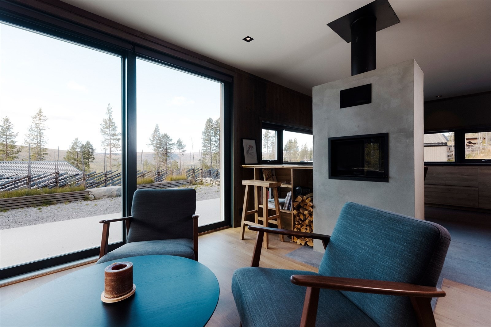 I stuen er det stor skyvedør fra gulv til tak som sikrer rikelig med lysinnslipp til rommet. Galleribilde