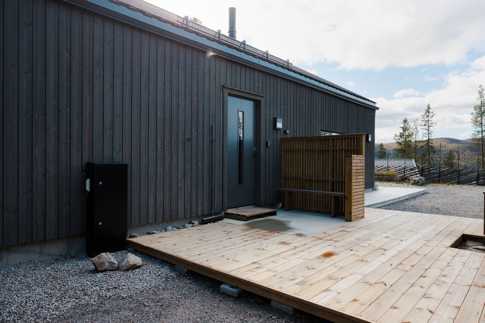 Foran inngangspartiet er det en koselig platting på ca. 21 kvm. Galleribilde