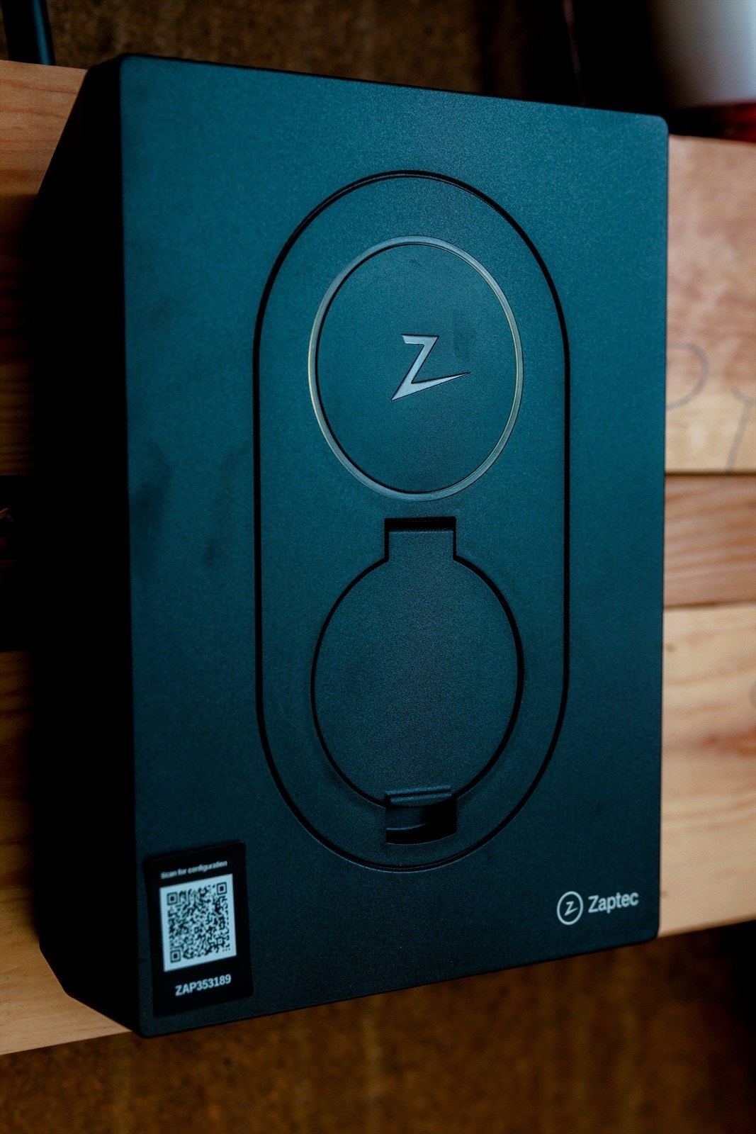 I garasjen er det lader til elbil. Galleribilde