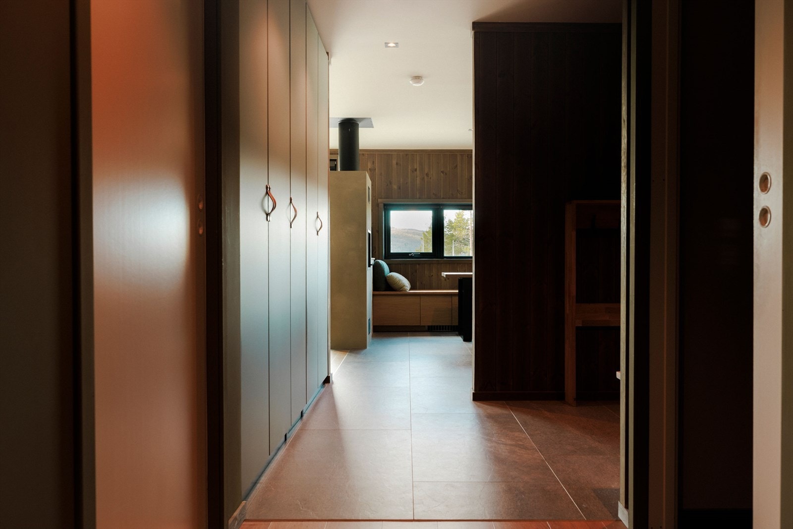 Mellom stue og kjøkken fører gangen deg videre til soverom, bad, toalett og vaskerom. Galleribilde