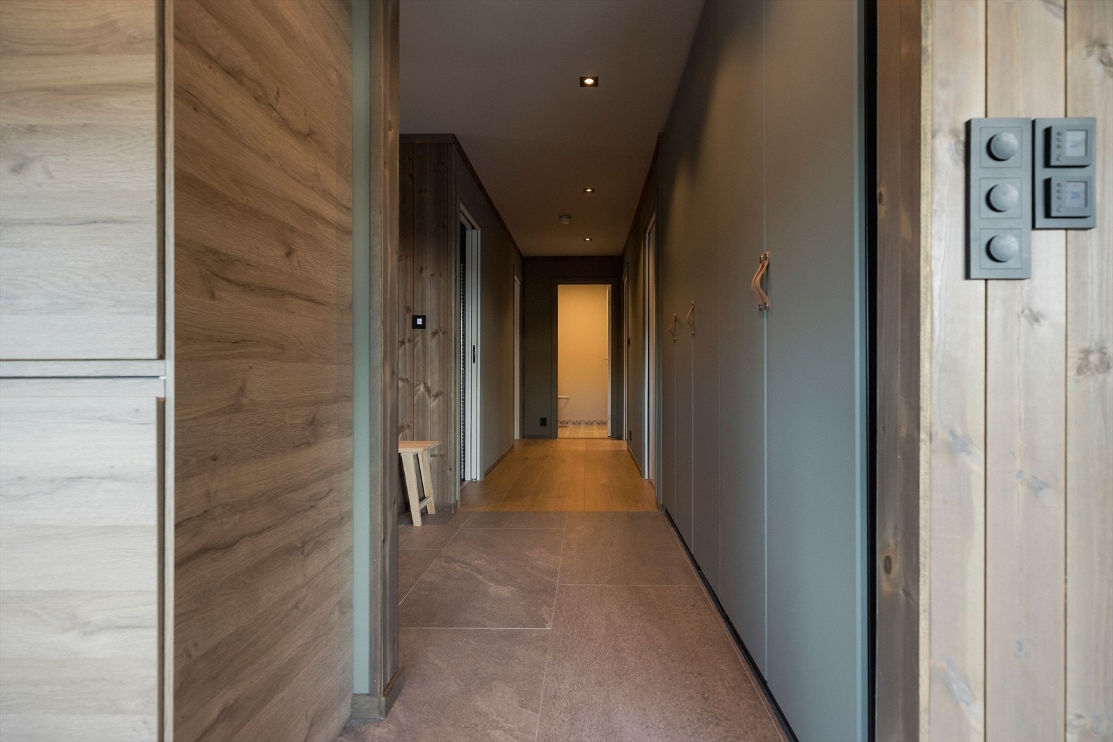 I gangen er det nisje med garderobeløsning plassert. Galleribilde