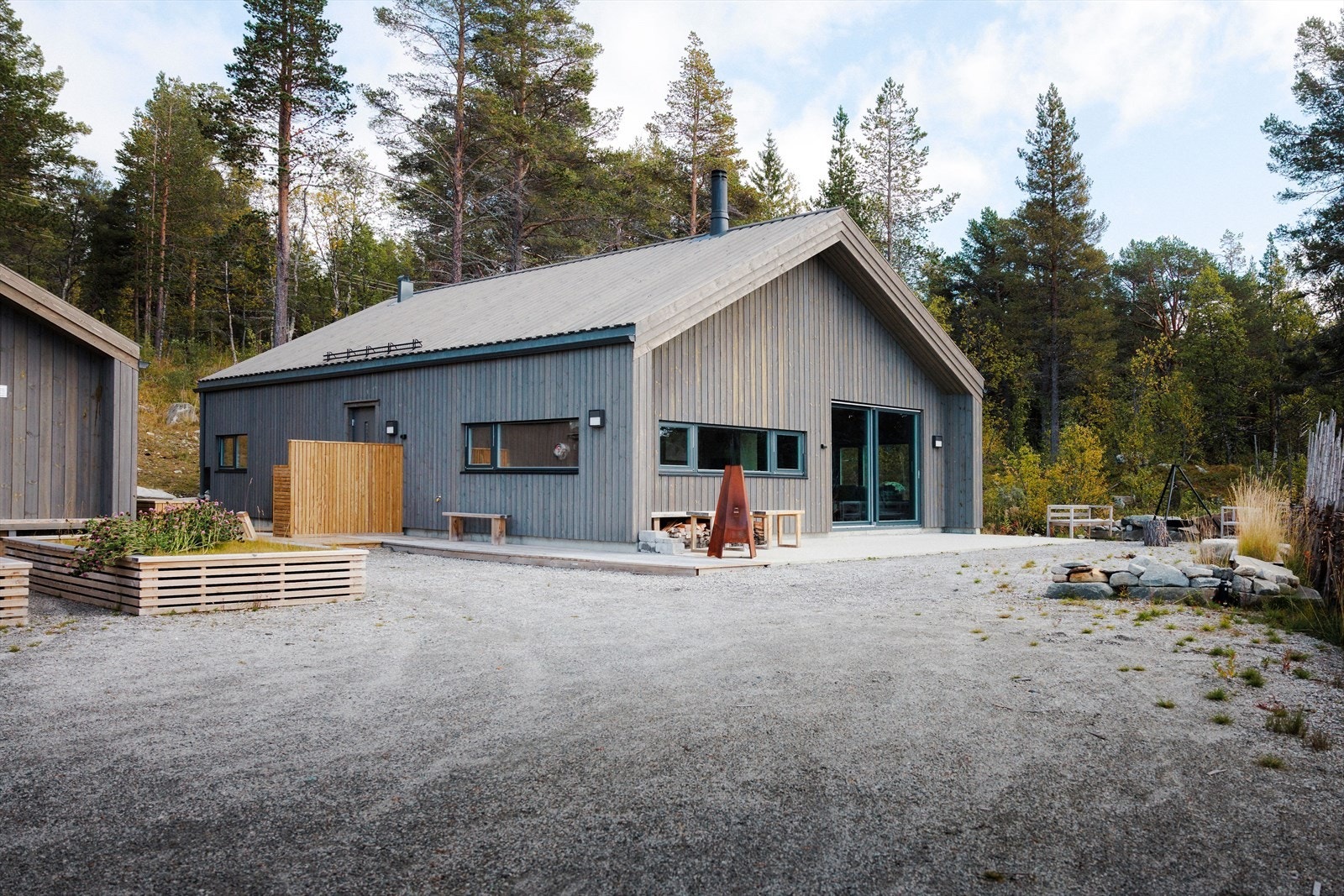 Boligen har flere solrike uteplasser hvor hverdagen kan nytes. Galleribilde