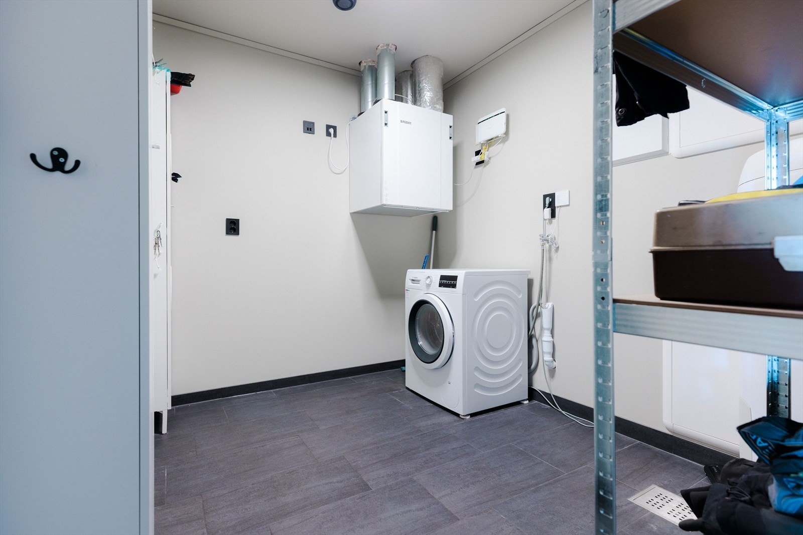 Boligen har et vaskerom av fin størrelse. Her er det opplegg til vaskemaskin og tørketrommel. Galleribilde