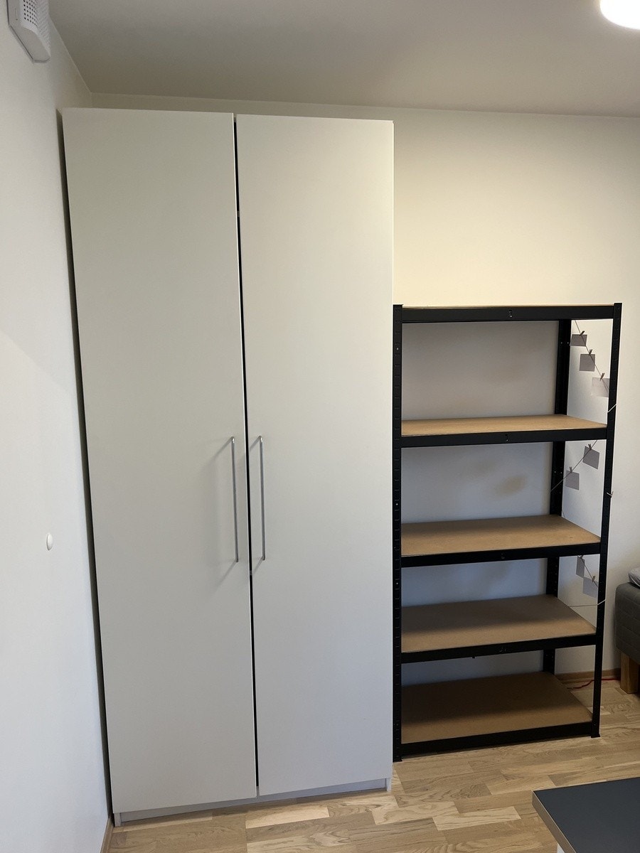 Skap og hylle soverom Galleribilde