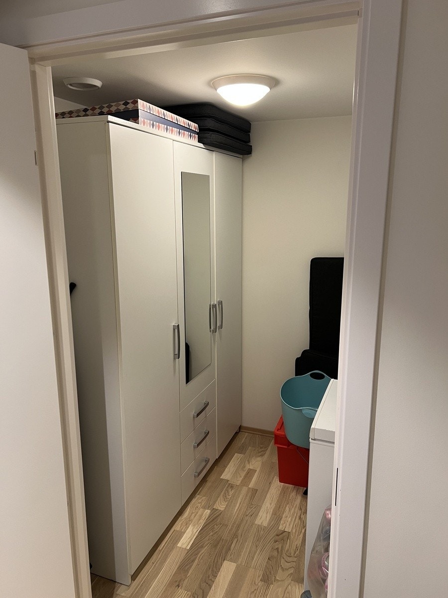 Bod m/ skap Galleribilde