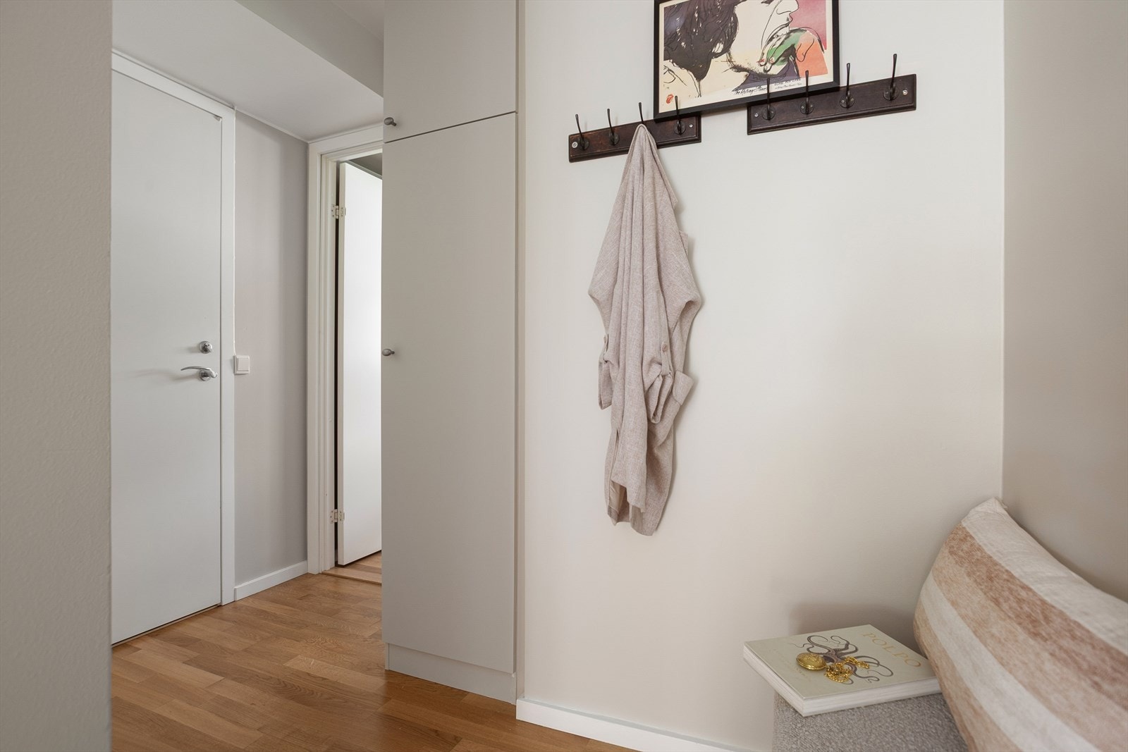 Gang med plass for å henge fra seg både langs vegg og i garderobe Galleribilde