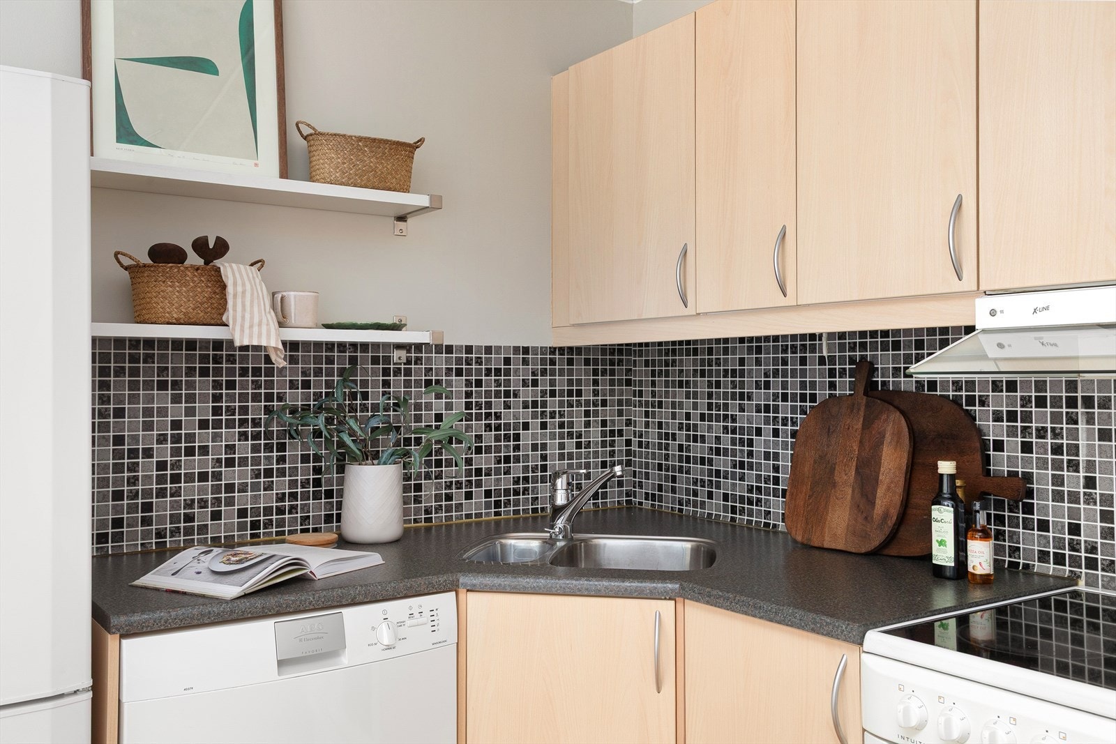 Kjøkkenet har frittstående hvitevarer som medfølger salget Galleribilde