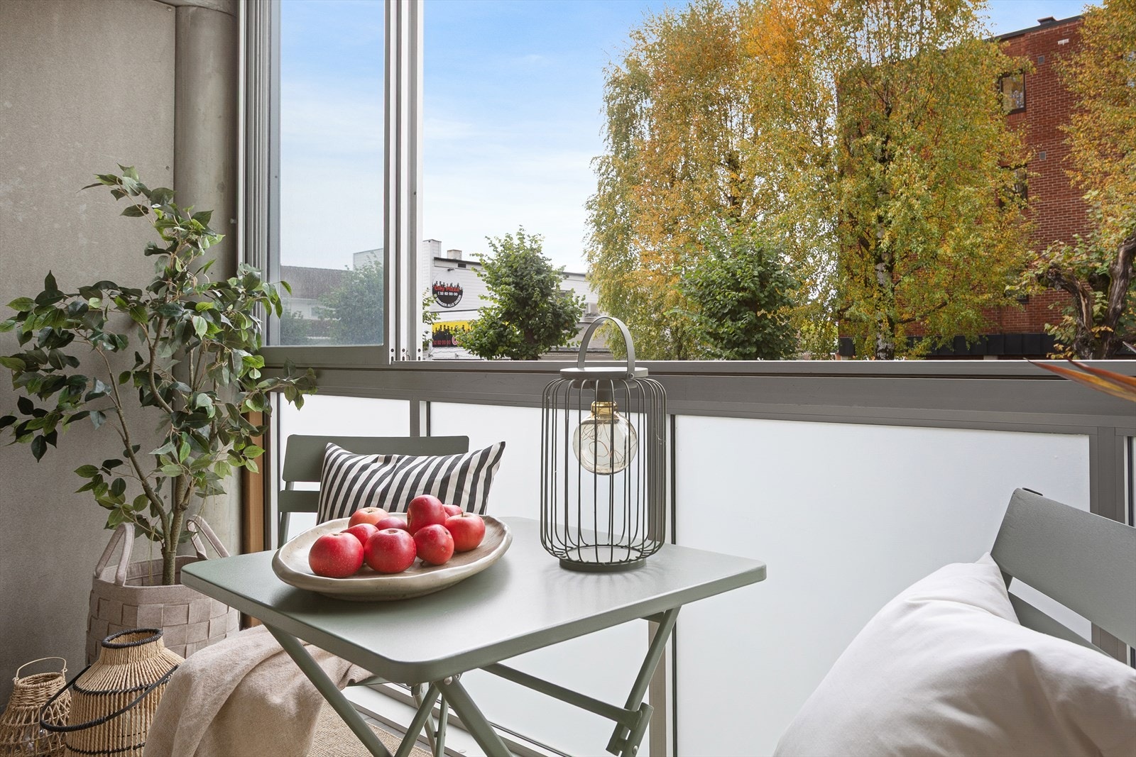 Balkongen er innglasset, noe som gjør dette til en forlengelse av leiligheten store deler av året Galleribilde