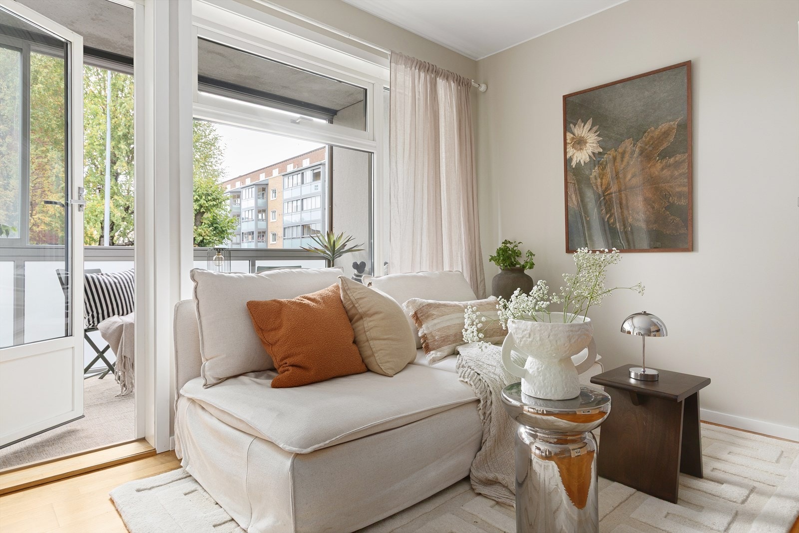 Fra stuen er det utgang til balkong Galleribilde